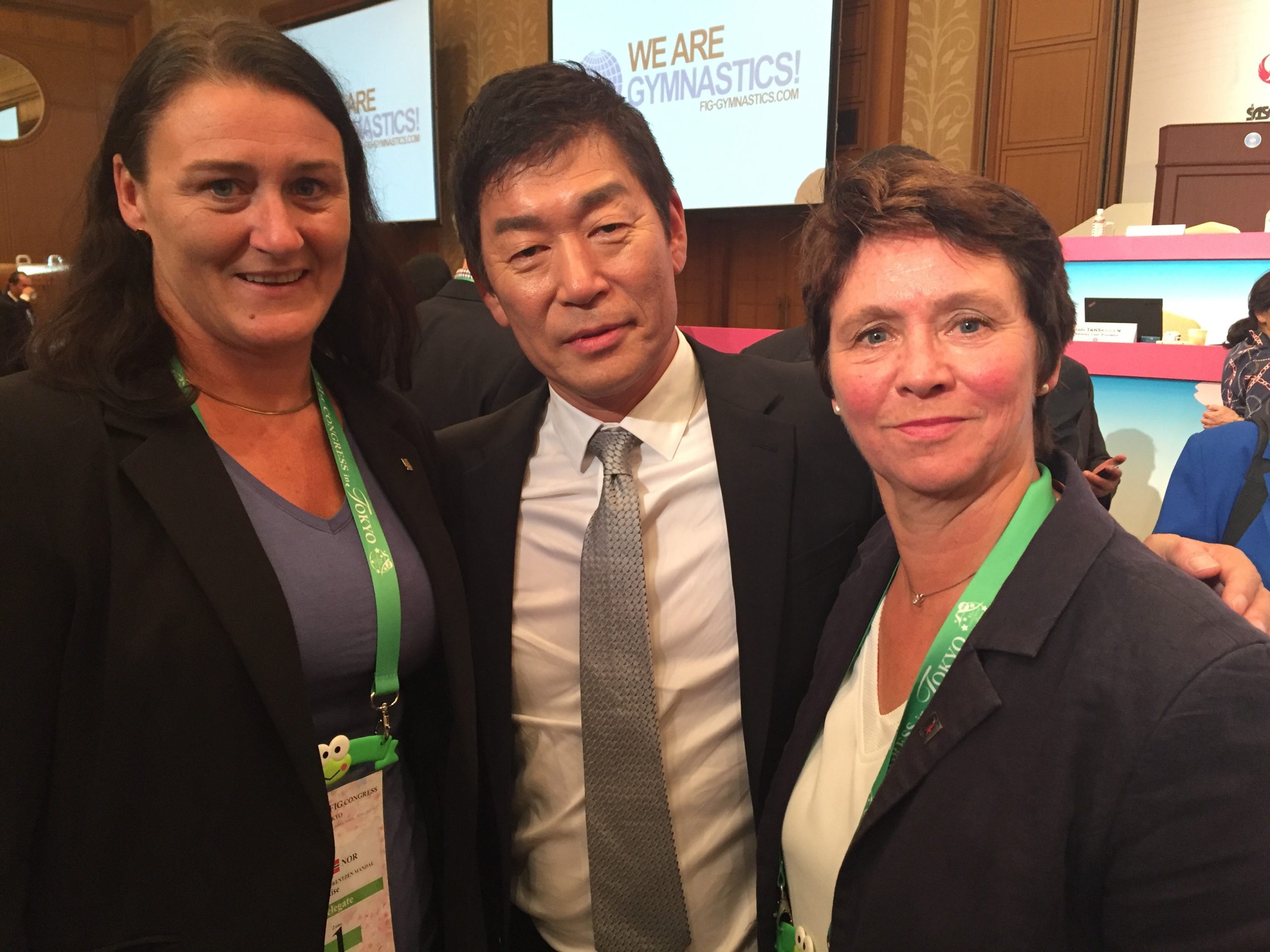 Nyvalgt president i FIG, Morinari Watanabe, gratuleres av Lise L. Mandal og Kristin Gilbert.