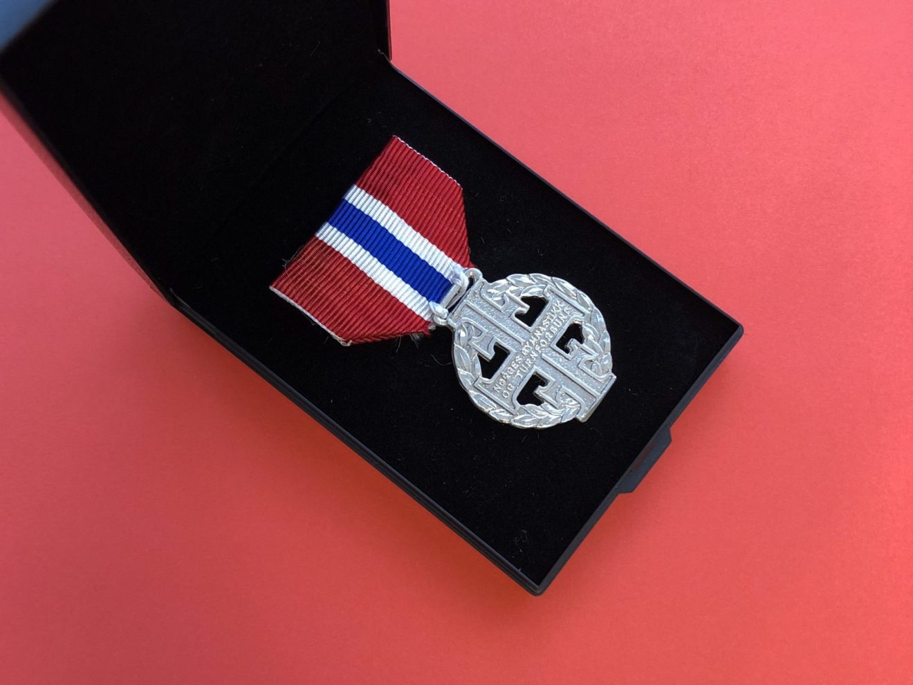 FORTJENER NOEN I DIN KLUBB/GRUPPE FORBUNDETS KRETSFORTJENESTMEDALJE?