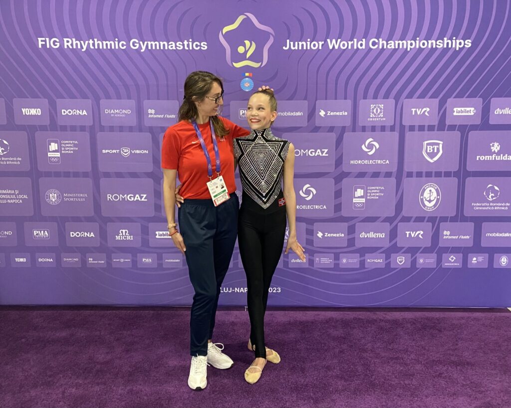 Charlotte leverte en flott vimpelkjøring i VM. Her sammen med landslagssjef Elizabeth Pasieva.