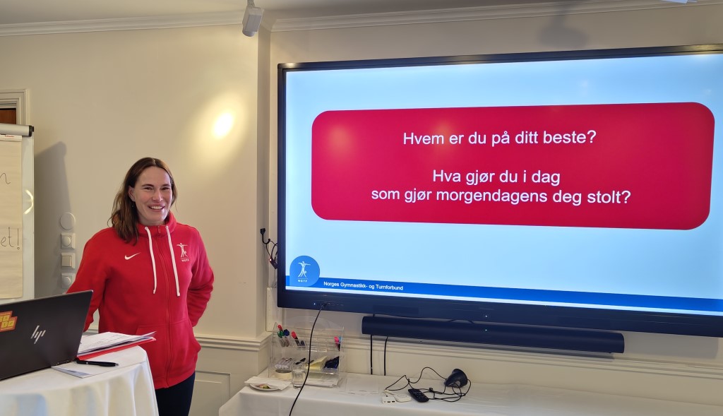 Trenerutvikler Johanna Brandsegg ønsker deltagerne på Trener 3 velkommen til samling om kultur og verdier, med viktige refleksjonsspørsmål