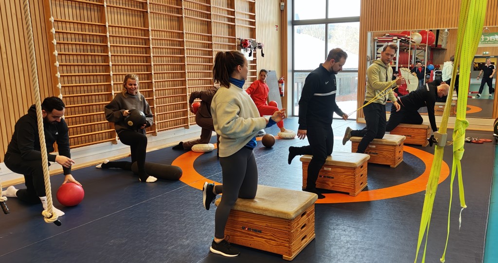 Deltagerne på Trener 3-kurs tester øvelser som utfordrer motoriske ferdigheter