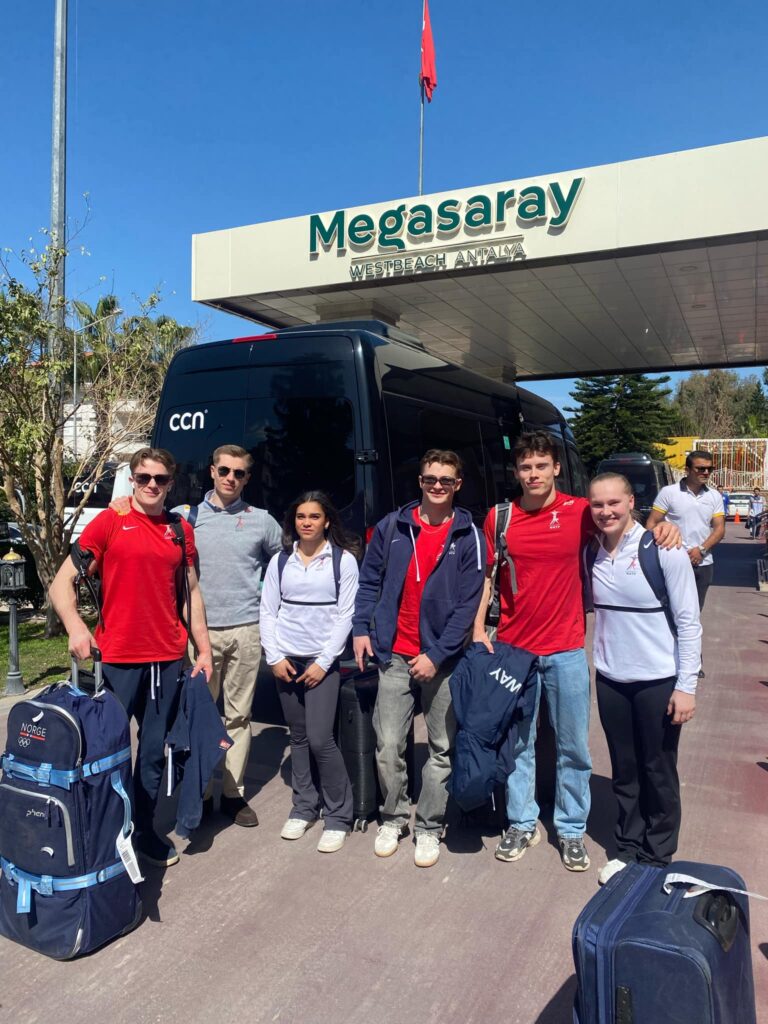 Den norske delegasjonen med turn kvinner og turn menn på plass i Antalya, Tyrkia
