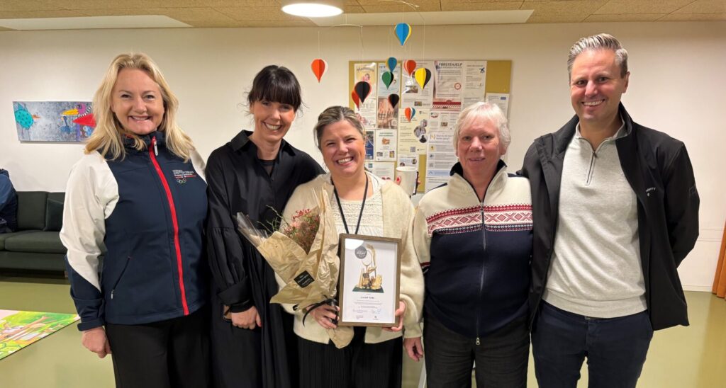 Bilde fra overrekkelsen denne uken: Fra venstre: Siri Ommedal (styreleder RIK), Janne Stangeland Rege (ordfører Sola), Synnøve Hopen (prisvinner), Wenche Salte (RIK), Tony Machin (styreleder Sola Turn). Foto: Norsk Tipping